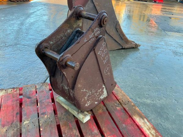 9" DIGGING BUCKET....40mm PINS........64s. 377221291