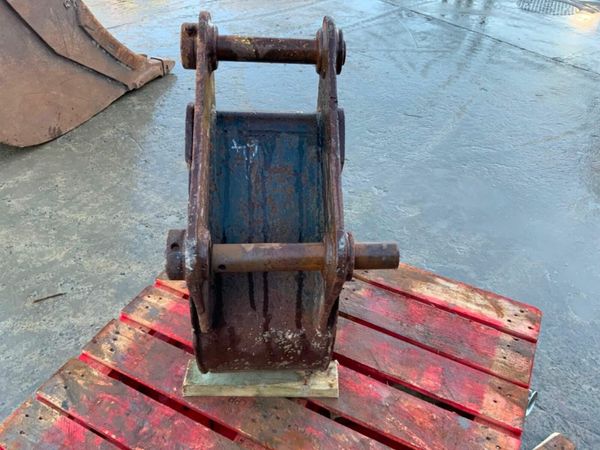 9" DIGGING BUCKET....40mm PINS........64s. 377221292