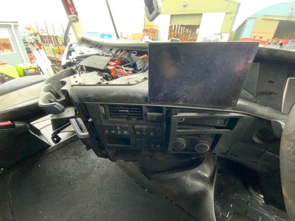 Volvo FH VERSION 5  FH540 MID LIFT.....PARTS 377221570