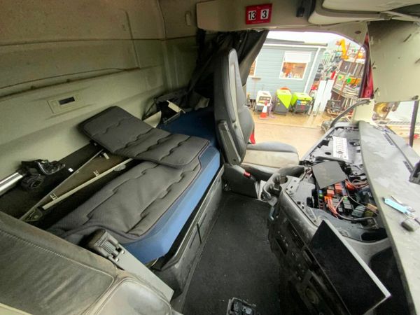 Volvo FH VERSION 5  FH540 MID LIFT.....PARTS 377221572