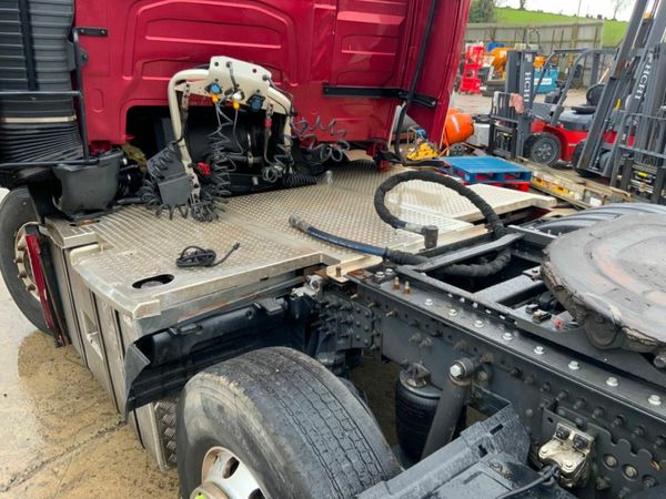 Volvo FH VERSION 5  FH540 MID LIFT.....PARTS 377221575
