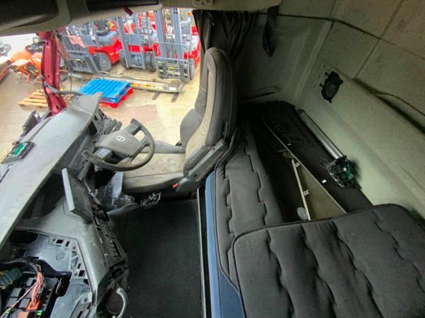 Volvo FH VERSION 5  FH540 MID LIFT.....PARTS 377221579