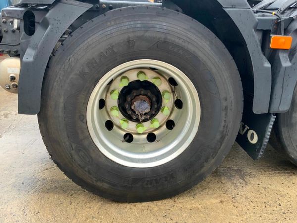 Volvo FH VERSION 5  FH540 MID LIFT.....PARTS 377221588