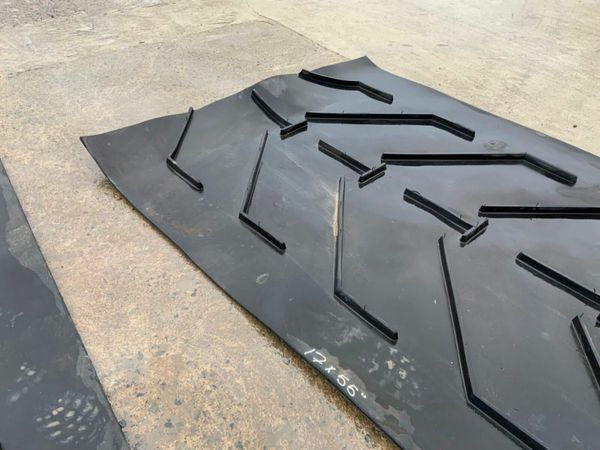 UNUSED CHEVRON PATTERN RUBBER BELT.....5513 377222135
