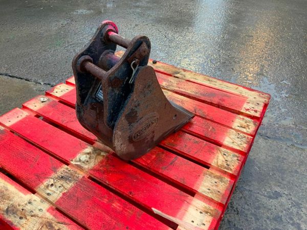 9" STRICKLAND BUCKET.....30mm PINS.........249f. 377222853