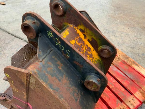 24" JCB 3CX BUCKET......45mm PINS........70s. 377222816