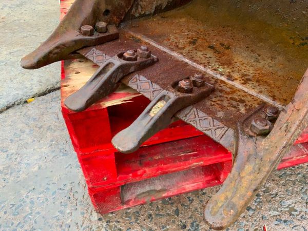 24" JCB 3CX BUCKET......45mm PINS........70s. 377222820