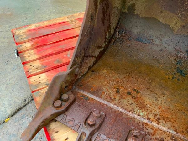 24" JCB 3CX BUCKET......45mm PINS........70s. 377222821