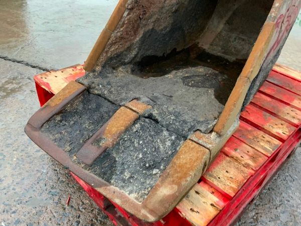 24" STRICKLAND BUCKET.......65mm PINS......0236. 377222921