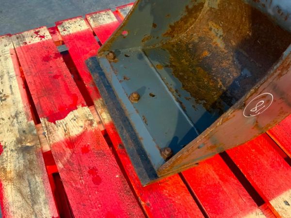 18" STRICKLAND BUCKET.....30mm PINS......253f. 377223039