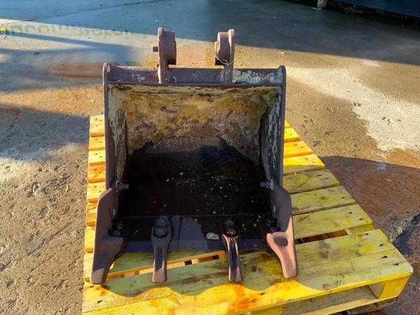 24" MINI DIGGER BUCKET....35mm PINS........61s. 377223182
