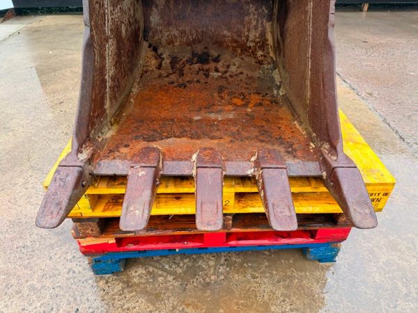 36" JCB DIGGING BUCKET 13 TON .....65MM....758P 377223260