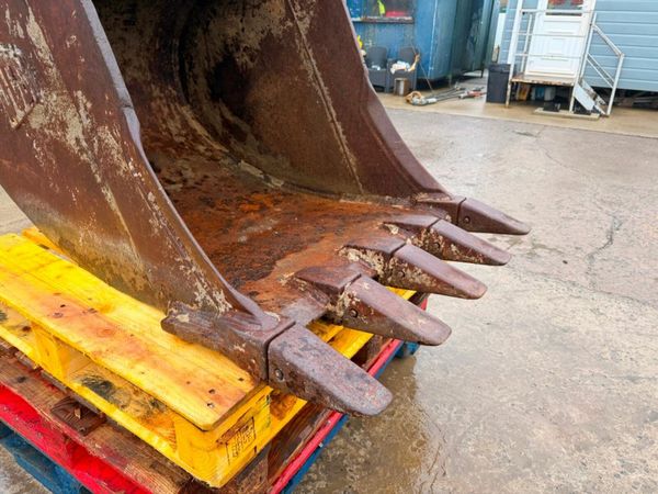 36" JCB DIGGING BUCKET 13 TON .....65MM....758P 377223264