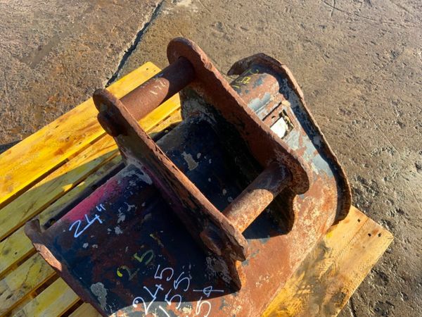 24" DIGGING BUCKET...45mm PINS......251. 377223279