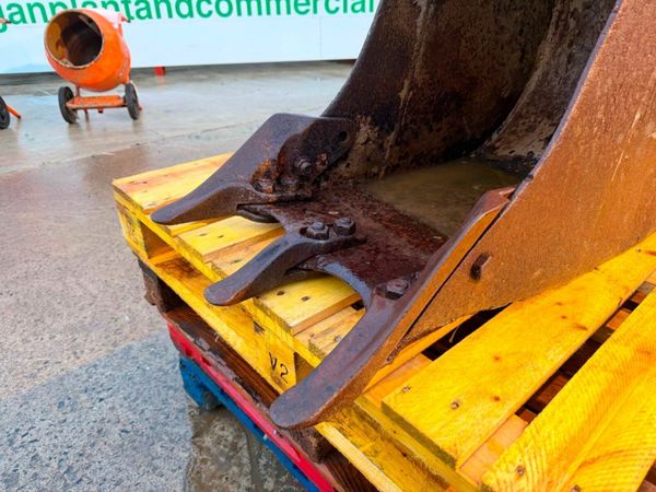 18" JCB 3CX BUCKET ...45MM PINS .....67S 377223322