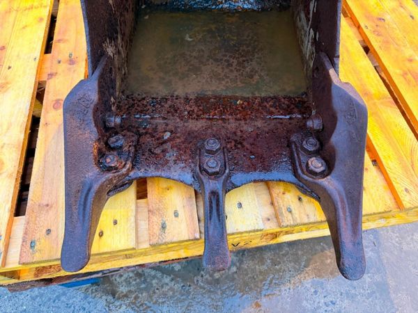 18" JCB 3CX BUCKET ...45MM PINS .....67S 377223325