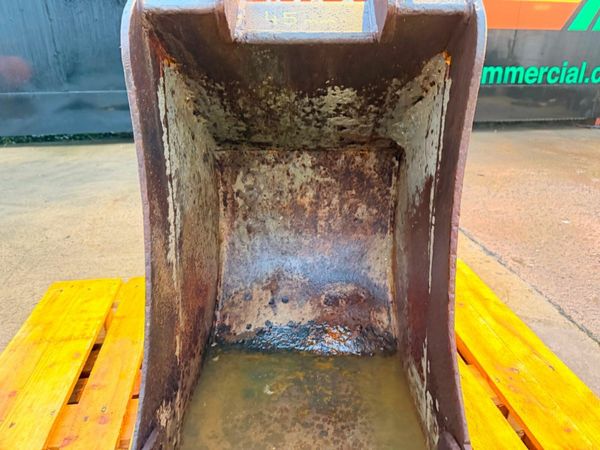 18" JCB 3CX BUCKET ...45MM PINS .....67S 377223327
