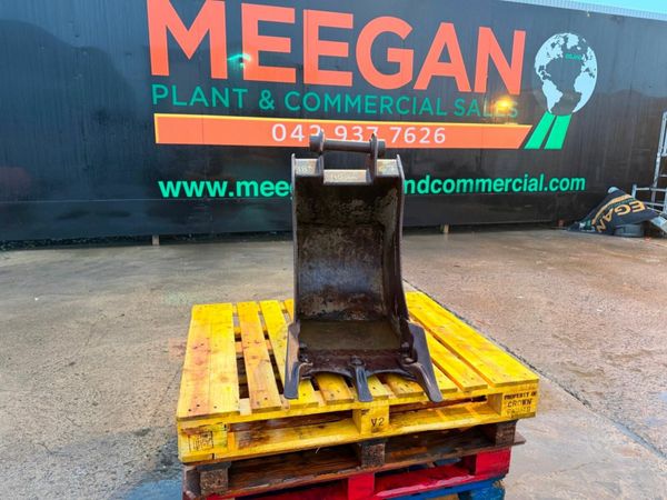 18" JCB 3CX BUCKET ...45MM PINS .....67S 377223328