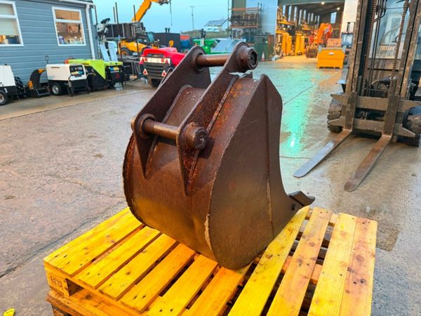 18" JCB 3CX BUCKET ...45MM PINS .....67S 377223331