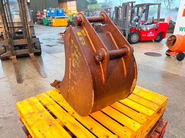 18" JCB 3CX BUCKET ...45MM PINS .....67S 377223332