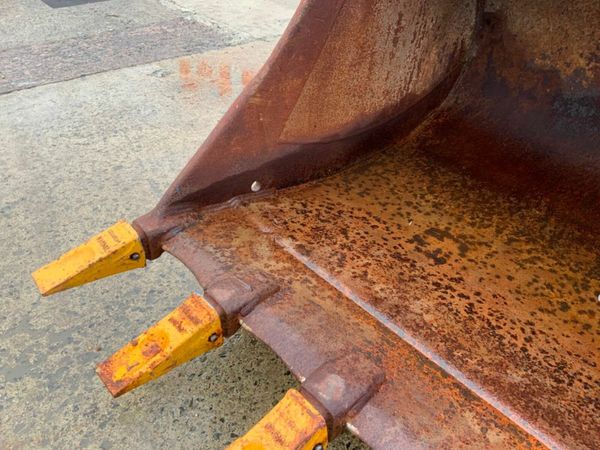 60" GEITH DIGGING BUCKET..........80mm PINS.....35 377223640