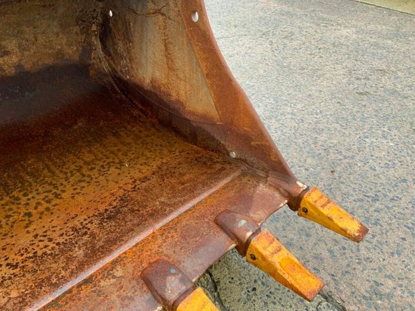 60" GEITH DIGGING BUCKET..........80mm PINS.....35 377223639