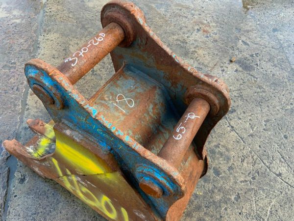 18" DIGGING BUCKET.......65mm PINS.....1601t. 377223750