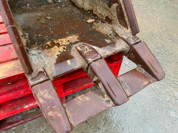 24" STRICKLAND BUCKET.....65mm PINS......#265. 377223789