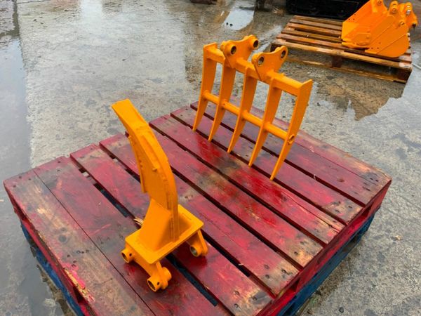 MINI DIGGER  RAKE / RIPPER TOOTH.....30mm PINS. 377224260