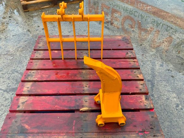 MINI DIGGER  RAKE / RIPPER TOOTH.....30mm PINS. 377224261