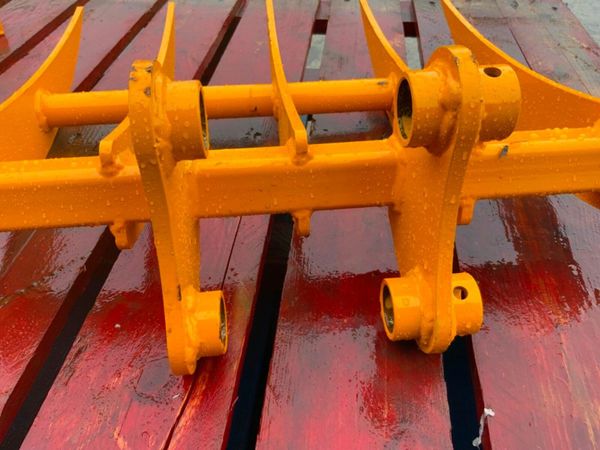 MINI DIGGER  RAKE / RIPPER TOOTH.....30mm PINS. 377224263