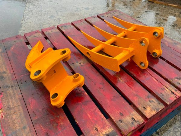 MINI DIGGER  RAKE / RIPPER TOOTH.....30mm PINS. 377224268