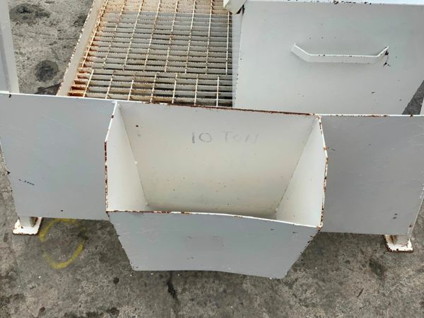 LIFTING CHAINS / TOOL STORAGE RACK ......4829. 377224891