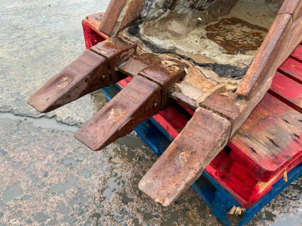 18" STRICKLAND DIGGING BUCKET....65mm...1420 377224806