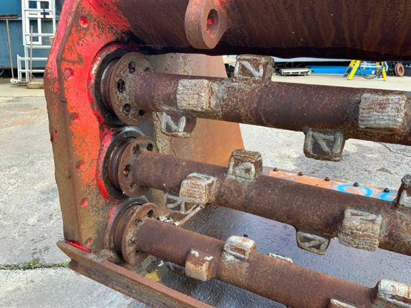 60" SCREENER BUCKET......80mm PINS ......1338 377225146