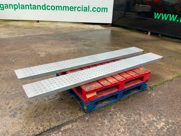 8ft GALVANISED LOADING RAMPS.........1189t. 377225250