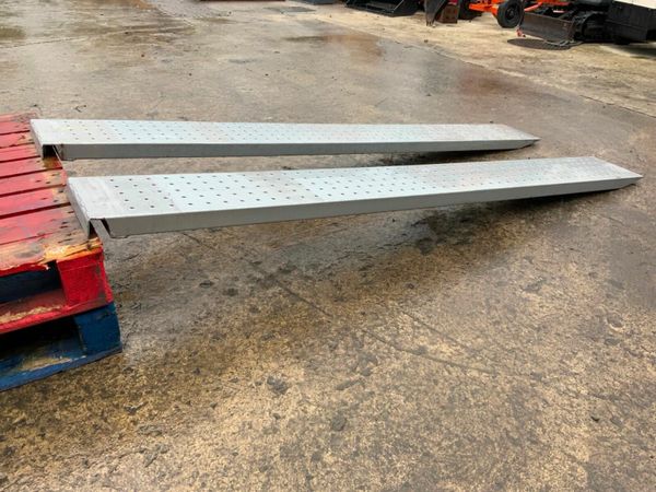 8ft GALVANISED LOADING RAMPS.........1189t. 377225233