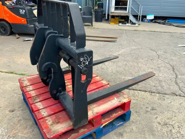 UNUSED COMPACT LOADER FORK CARRIAGE...4022. 377225408