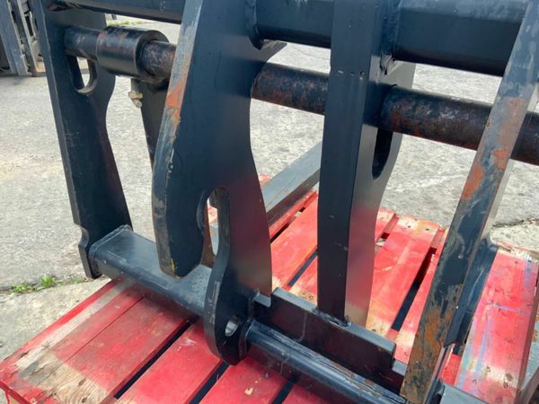 UNUSED COMPACT LOADER FORK CARRIAGE...4022. 377225411