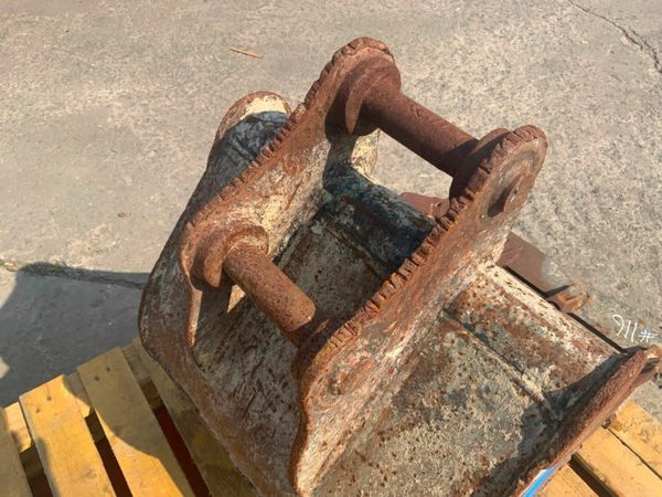 24" DIGGING BUCKET.....45mm PINS.......116. 377225431