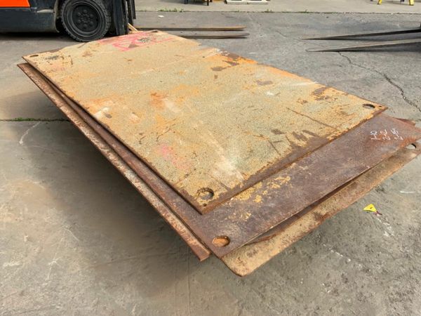 STEEL ROAD CROSSING PLATES / TRENCH COVERS. 377225507