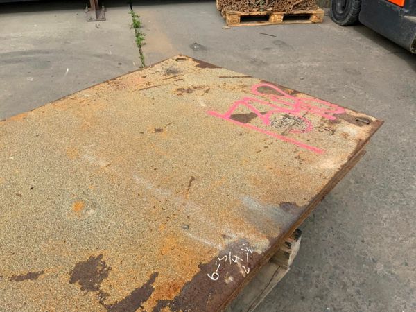 STEEL ROAD CROSSING PLATES / TRENCH COVERS. 377225512
