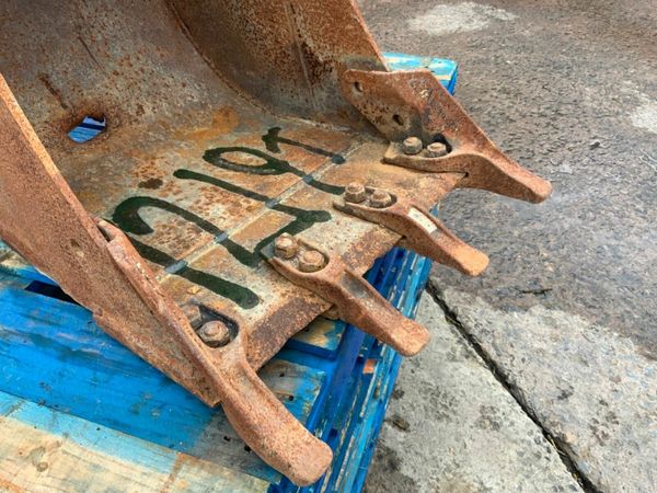 24" DIGGING BUCKET....45mm PINS.....JCB 3CX......1 377225967