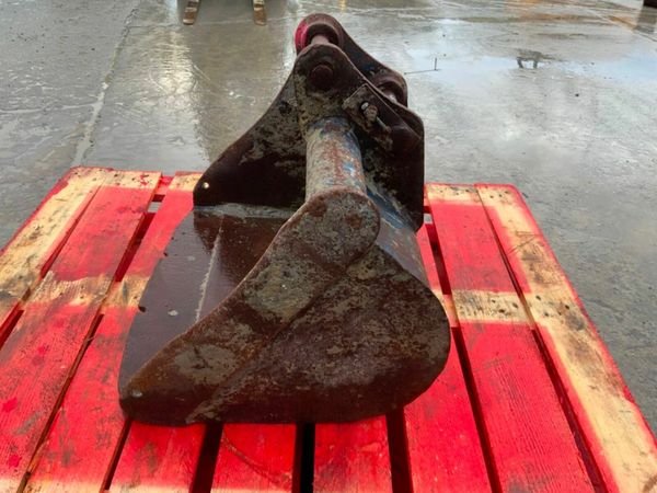 24" MINI DIGGER BUCKET.........30mm PINS......242f 377226360