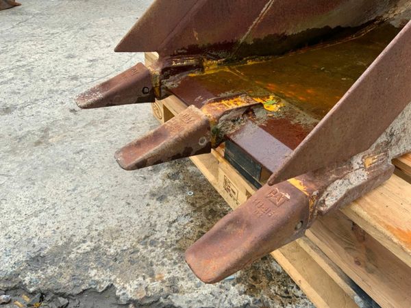 18" CATERPILLAR BUCKET...65mm PINS........730. 377226673