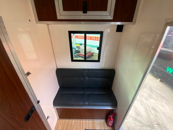 2011 RENAULT MASTER  HORSE VAN BOX 377228172