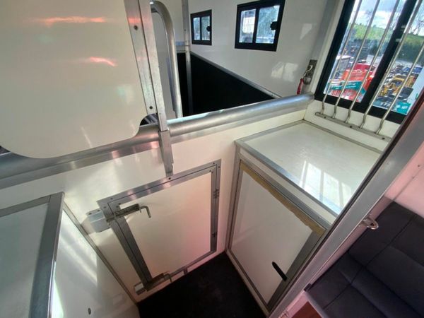 2011 RENAULT MASTER  HORSE VAN BOX 377228175