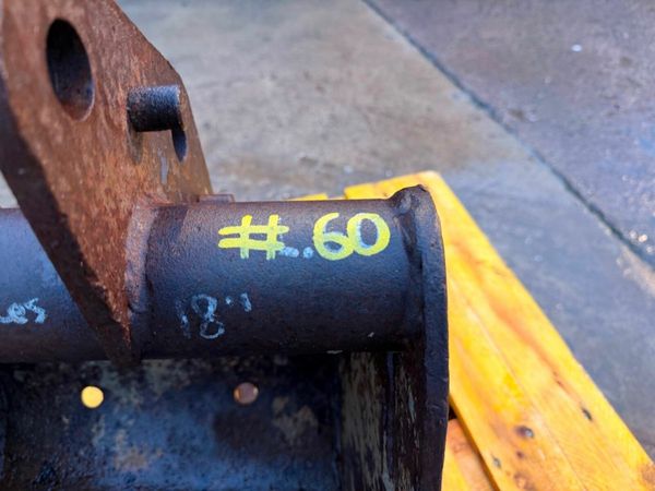 18" DIGGING BUCKET mini digger ....30mm pins ...60 377228385