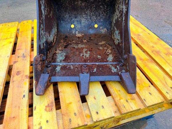 18" DIGGING BUCKET mini digger ....30mm pins ...60 377228391