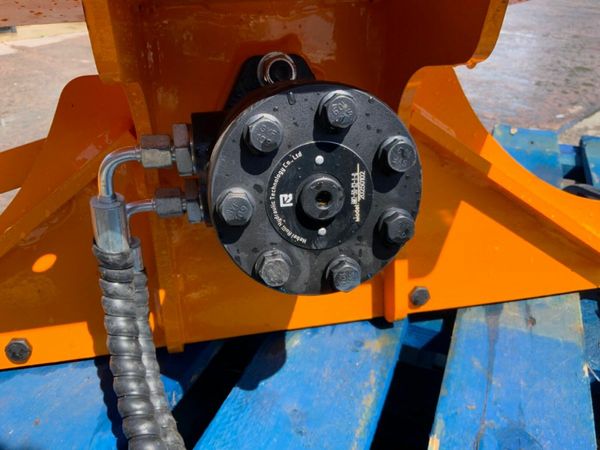 UNUSED 60" MINI DIGGER HEDGE CUTTER.......2070. 377228336